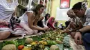 Sejumlah anak yatim, kaum dhuafa bersama lima warga negara asing (WNA) menikmati makanan nasi liwet sambil lesehan di Rumah Amalia, Ciledug, Kota Tangerang, Sabtu (3/3). Mereka juga berbagi cerita dan pengalaman di negaranya. (Liputan6.com/Fery Pradolo)