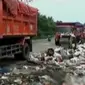 Dinas Kebersihan DKI Jakarta diduga memutus kontrak secara sepihak, akibatnya truk sampah ditumpahkan di sepanjang jalan TPST Bantar Gebang.