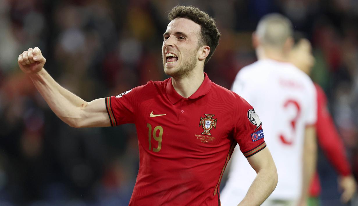 Tiga gol Timnas Portugal dicetak oleh Otavio, Diogo Jota dan Matheus Nunes. Sementara Turki mendapat gol dari Burak Yilmaz. (AP/Luis Vieira)