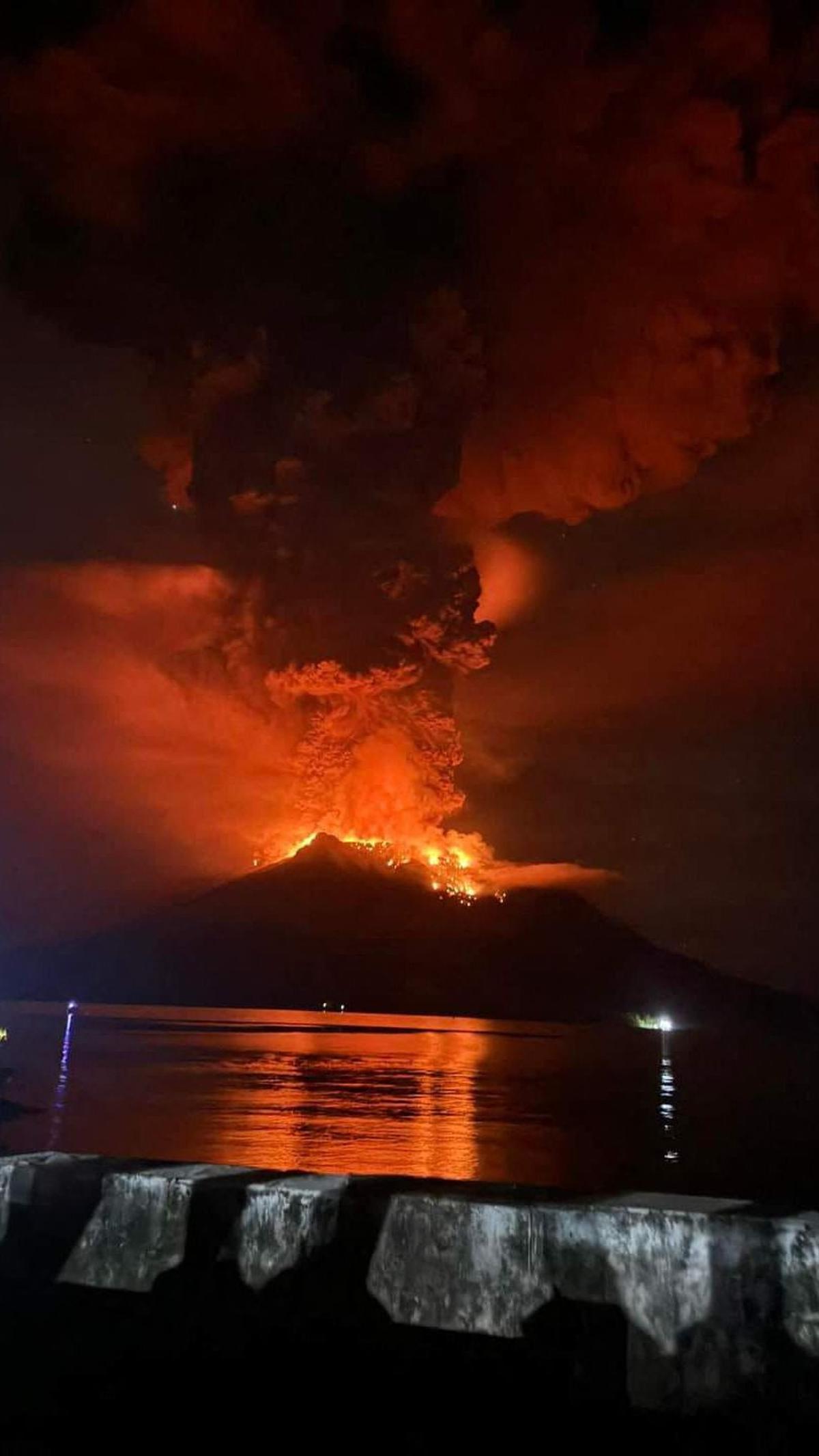 Pada pukul 16.00 WITA masih di tanggal yang sama, PVMBG kembali menaikkan status dari sebelumnya Waspada menjadi Siaga berdasarkan hasil pemantauan visual dan instrumental yang menunjukkan terjadinya peningkatan aktivitas vulkanik.&nbsp;Foto: AFP/Handout/