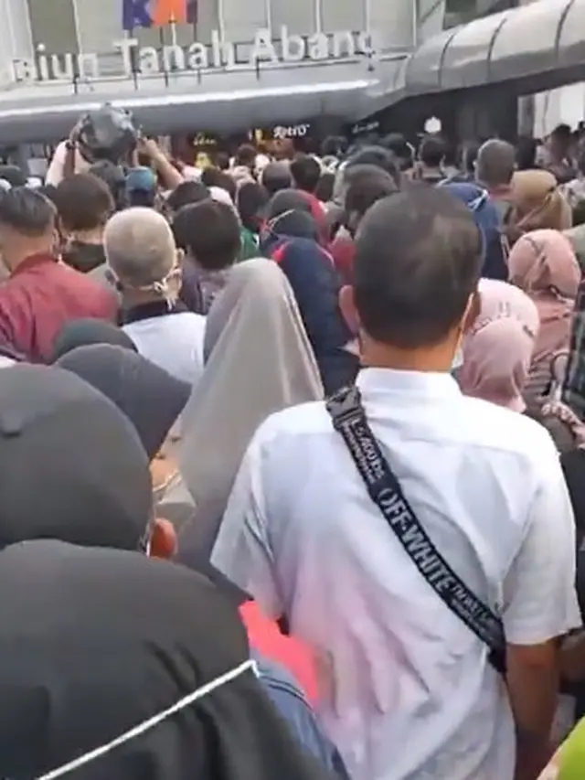 Viral Stasiun Tanah Abang Dipadati Warga Hingga Berdesakan, Ini 6 Potretnya