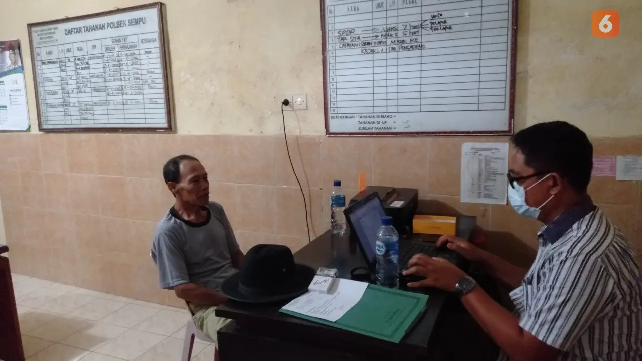Penyidik Polsek Sempu Mmeriksa pelaku KDRT terhadap istrinya sendiri di Kecamatan Sempu Banyuwangi. (Hermawan Arifianto/Liputan6.com)