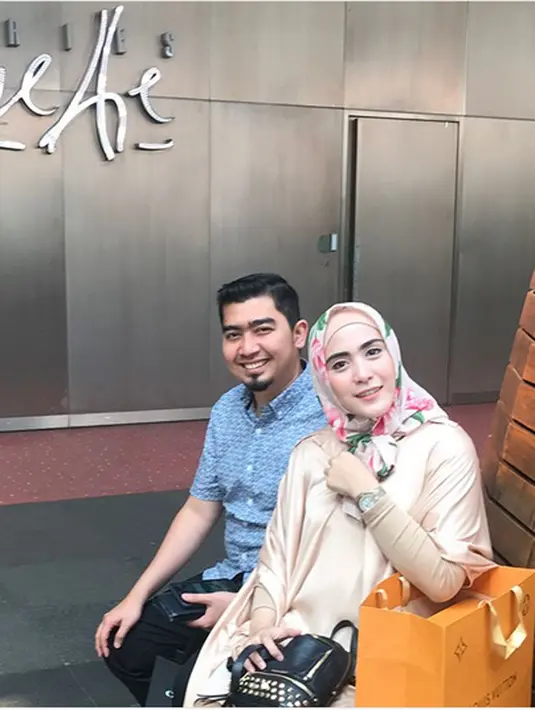 Ustaz Solmed dan April Jasmine