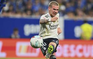 Pemain Real Madrid, Franco Mastantuono, melepaskan tembakan ke gawang Real Oviedo saat laga La Liga Spanyol di Stadion Carlos Tartiere, Oviedo,&nbsp;Senin (25 Agustus 2025).&nbsp;(AP Photo/Miguel Oses)