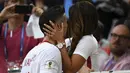 Kapten Polandia, Robert Lewandowski dicium mesra istrinya, Anna Lewandowska seusai dikalahkan Senegal pada pada penyisihan grup H di Piala Dunia 2018 di Stadion Spartak, Moskow, Selasa (19/6). Meski lebih diunggulkan, Polandia kalah 1-2. (FRANCK FIFE/AFP)