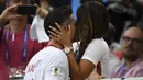 Kapten Polandia, Robert Lewandowski dicium mesra istrinya, Anna Lewandowska seusai dikalahkan Senegal pada pada penyisihan grup H di Piala Dunia 2018 di Stadion Spartak, Moskow, Selasa (19/6). Meski lebih diunggulkan, Polandia kalah 1-2. (FRANCK FIFE/AFP)