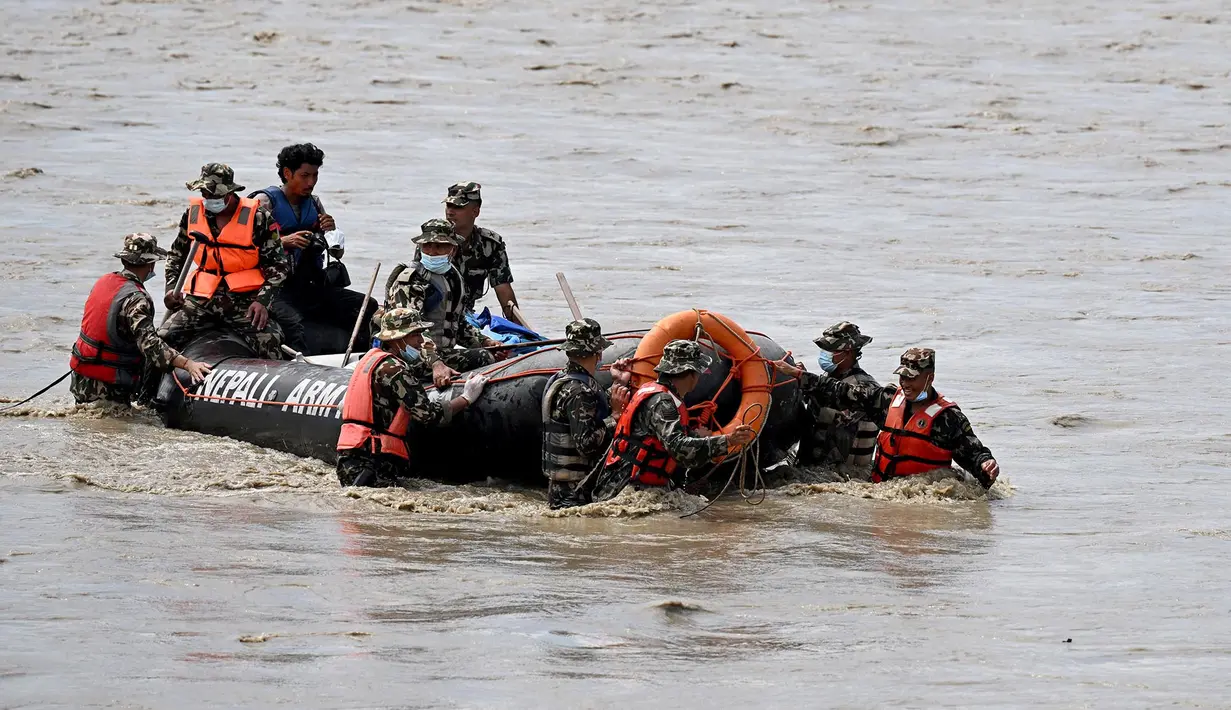 Personel militer Nepal membawa jenazah korban banjir dalam operasi pencarian di sepanjang Sungai Narayani di Bharatpur, Distrik Chitwan, Nepal, Senin, 31 Agustus 2026. (AFP/ Prakash Mathema)