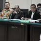 Eks Ketua MK Akil Mochtar saat menjalani sidang di Pengadilan Tipikor, Jakarta, Senin (5/10/2015). Akil menjadi saksi persidangan Bupati Empat Lawang Budi Antoni terkait kasus suap sengketa pilkada Kabupaten Empat Lawang. (Liputan6.com/Andrian M Tunay) 