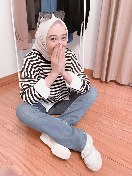 Hingga saat ini gaya hijab Poppy Bunga pun kerap tuai pujian dari penggemarnya. Apalagi gaya hijabnya ini memadukan berbagai busana kasual yang biasa dikenakan para ABG. Seperti kenakan sweeter dan kemeja maupun busana denim. (Liputan6.com/IG/poppybungariphat)