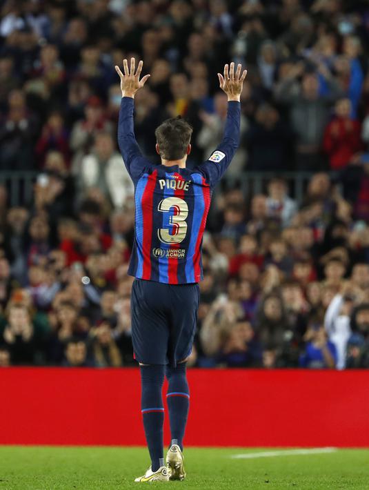 <p>Bek Barcelona, Gerard Pique melambaikan tangan kepada fans di akhir pertandingan melawan Almeria di stadion Camp Nou di Barcelona, Spanyol, Minggu (6/11/2022). Di pertandingan terakhirnya ini, Gerard Pique membawa Barcelona menang atas Almeria 2-0. (AP Photo/Joan Monfort)</p>