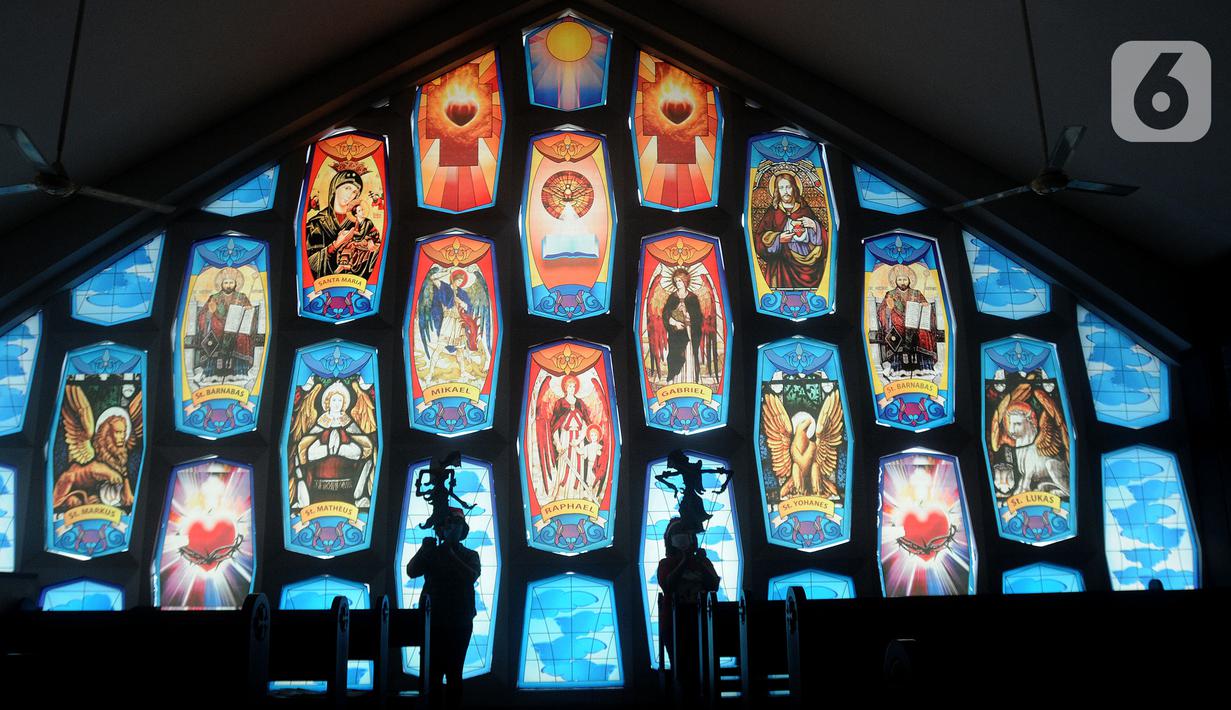 Umat Katolik membawa wayang yang akan dijadikan ornamen dekorasi Natal di Gereja Santo Barnabas, Tangerang Selatan, Banten, Kamis (23/12/2021). Sejumlah gereja di Indonesia mulai melakukan persiapan dan pemasangan dekorasi untuk menyambut misa dan perayaan Natal 2021. (merdeka.com/Arie Basuki)