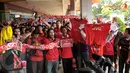 Ratusan fans Arsenal berkerumun menanti kedatangan tim kesayangannya di Bandara Halim PK pada Jumat 12 Juli 2013 