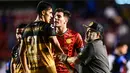 Maradona berusaha melerai pemain asuhannya yang terlibat adu mulut dengan pemain klub Gallos de Queretaro. ( AFP / Ronaldo Schemidt )