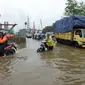 Sejumlah kendaraan bermotor melintasi banjir di Jalan Raya Bekasi, Jakarta Timur, Selasa (25/2/2020). Banjir akibat hujan yang melanda Bekasi sejak Selasa (25/2) dini hari memutus beberapa titik jalan raya di wilayah setempat. (merdeka.com/Imam Buhori)