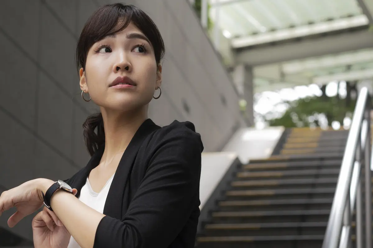 wanita juli dijauhi orang