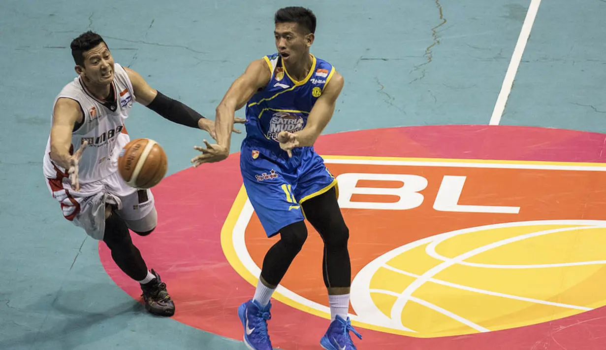 Pebasket Satria Muda Pertamina, Riza Setyo, dijaga pebasket M88 Aspac, Fandi Ramadhani, pada laga IBL Musim 2016 di Hall A Senayan, Jakarta, Sabtu (9/1/2016). (Bola.com/Vitalis Yogi Trisna)
