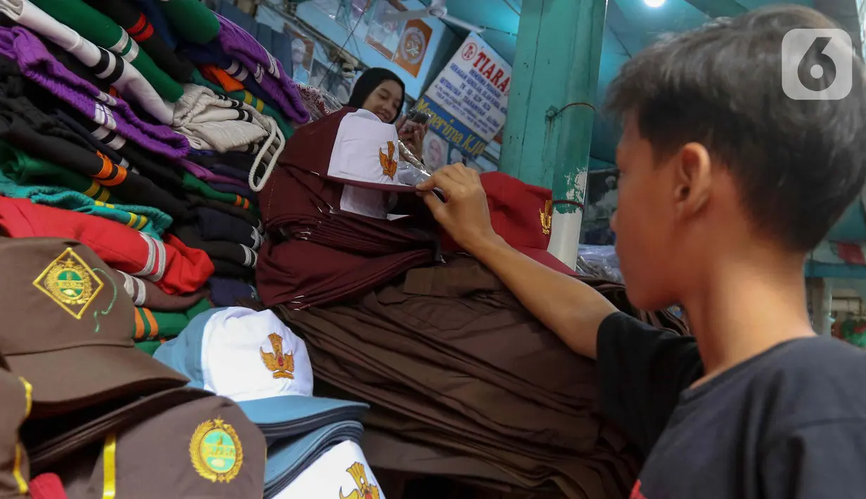 Peningkatan penjualan mulai terjadi untuk kelengkapan seragam sekolah dan buku tulis. (Liputan6.com/Herman Zakharia)