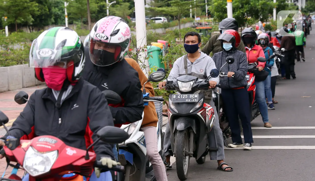 Antrean pengendara motor saat uji emisi gratis di Jakarta Barat, Rabu (13/1/2021). Dinas Lingkungan Hidup DKI Jakarta mengumumkan kendaraan yang tidak mengikuti uji emisi atau tidak lulus uji emisi gas buang akan dikenakan disinsentif tarif parkir yang tinggi dan tilang. (Liputan6.com/Angga Yuniar)