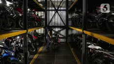 Pelanggan bersiap memarkirkan kendaraanya di Soul Parking, Kebon Kacang, Jakarta, Senin (24/1/2022). Tempat parkir vertikal tersebut bisa menyimpan lebih banyak motor di atas lahan sempit. (Liputan6.com/Faizal Fanani)
