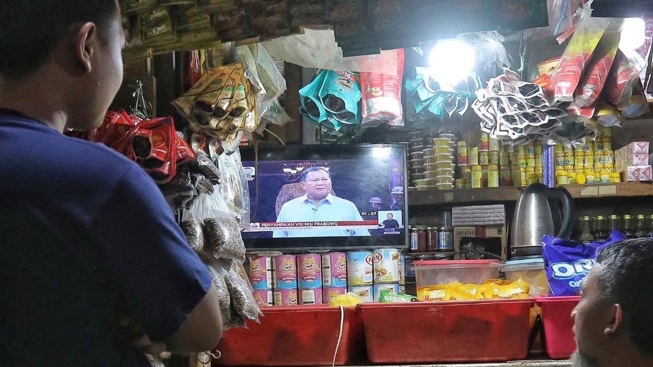 FOTO: Antusiasme Warga Nobar Debat Capres, dari Mal hingga Pasar