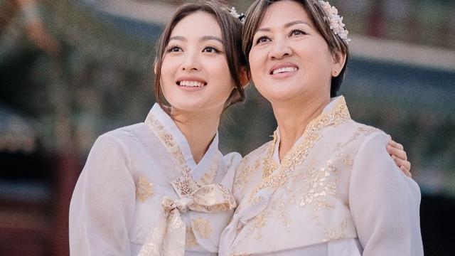 7 Pemotretan Natasha Wilona dan Bundanya yang Tampil Kompak Pakai Hanbok