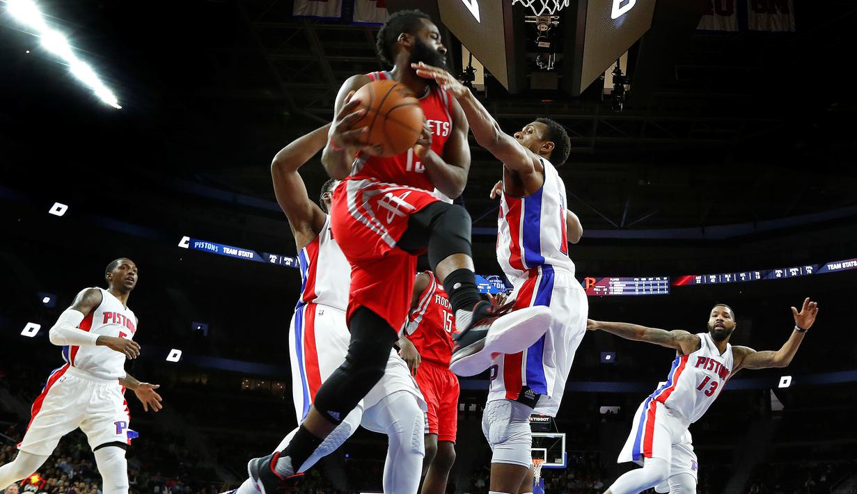 Guard Houston Rockets, James Harden, berusaha mencetak angka ke jaring Detroit Pistons dalam laga babak reguler NBA 2016-2017 di The Palace of Auburn Hills, Michigan, Selasa (22/11/2016) WIB. (AP Photo/Paul Sancya)