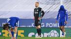 Ekspresi kecewa kiper Leicester City, Kasper Schmeichel (tengah) dan kawan-kawan usai Newcastle United mencetak gol ketiga dalam laga lanjutan Liga Inggris 2020/2021 pekan ke-35 di King Power Stadium, Leicester, Jumat (7/5/2021). Leicester kalah 2-4 dari Newcastle. (AFP/Michael Regan/Pool)