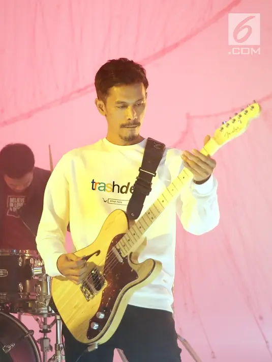 Penampilan gitaris NOAH, Lukman saat syuting video klip single bertajuk 'Wanitaku' di Musica Studio, Jakarta Selatan, Kamis (25/7/2019). Selain tampak berbeda, lagu 'Wanitaku' menjadi single yang memperdengarkan NOAH dengan nuansa baru. (Fimela.com/Bambang Ekoros Purnama)