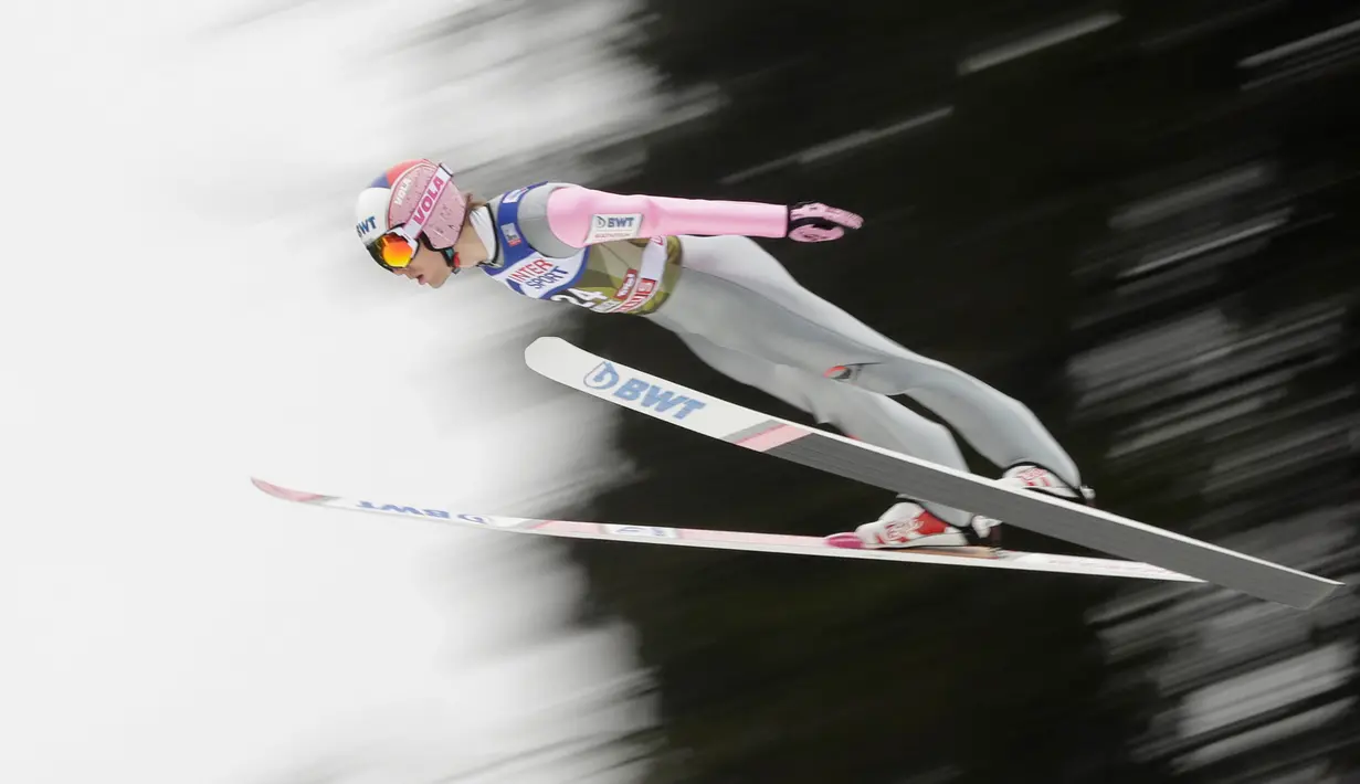 Pemain ski Norwegia, Anders Fannemel melayang di udara pada putaran percobaan turnamen Four Hills Ski Jumping ke-65 di Innsbruck, Austria, Rabu (3/1). Turnamen ski bergengsi itu akan berakhir di Bischofshofen pada 6 Januari2018. (AP/Matthias Schrader)