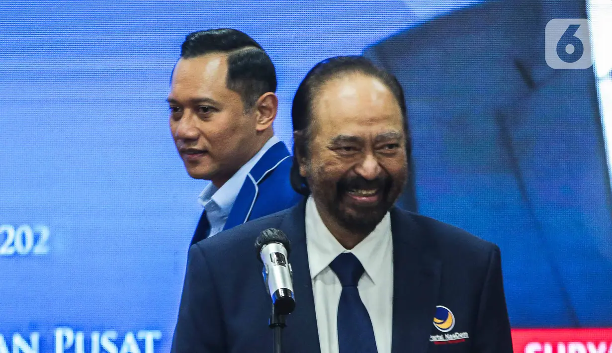 Ketua Umum Partai Demokrat Agus Harimurti Yudhoyono (AHY) dan dengan Ketua Umum Partai NasDem Surya Paloh bersiap melakukan jumpa pers di DPP Partai Demokrat, Jakarta, Rabu (22/2/2023). Dalam pertemuan tertutup tersebut, AHY menyampaikan harapannya terhadap Koalisi Perubahan dan memastikan Koalisi Perubahan saat ini sudah berada pada tahap finalisasi. (Liputan6.com/Faizal Fanani)