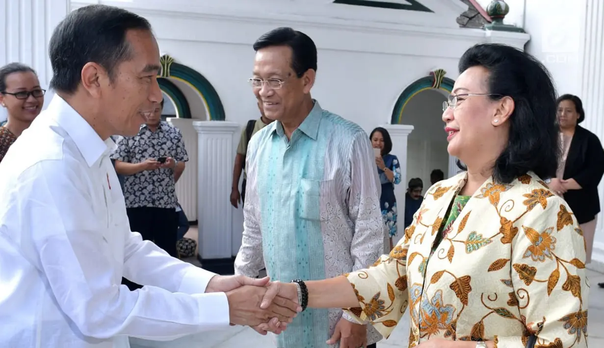 Presiden Joko Widodo bersalaman dengan istri Sri Sultan Hamengkubuwono X, Gusti Kanjeng Ratu Hemas saat tiba di Keraton Yogyakarta, Jumat (28/9). Kedatangan Jokowi dalam rangka mempererat silaturahmi dengan Gubernur DIY. (Liputan6.com/HO/Biropers)