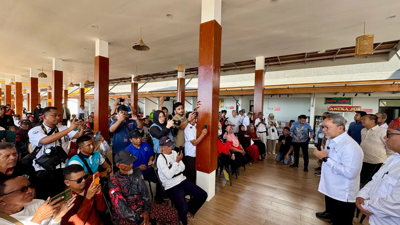 Menteri Koordinator Bidang Pangan Zulkifli Hasan bertemu nelayan Banyuwangi. (Liputan6.com/Hermawan Arifianto)