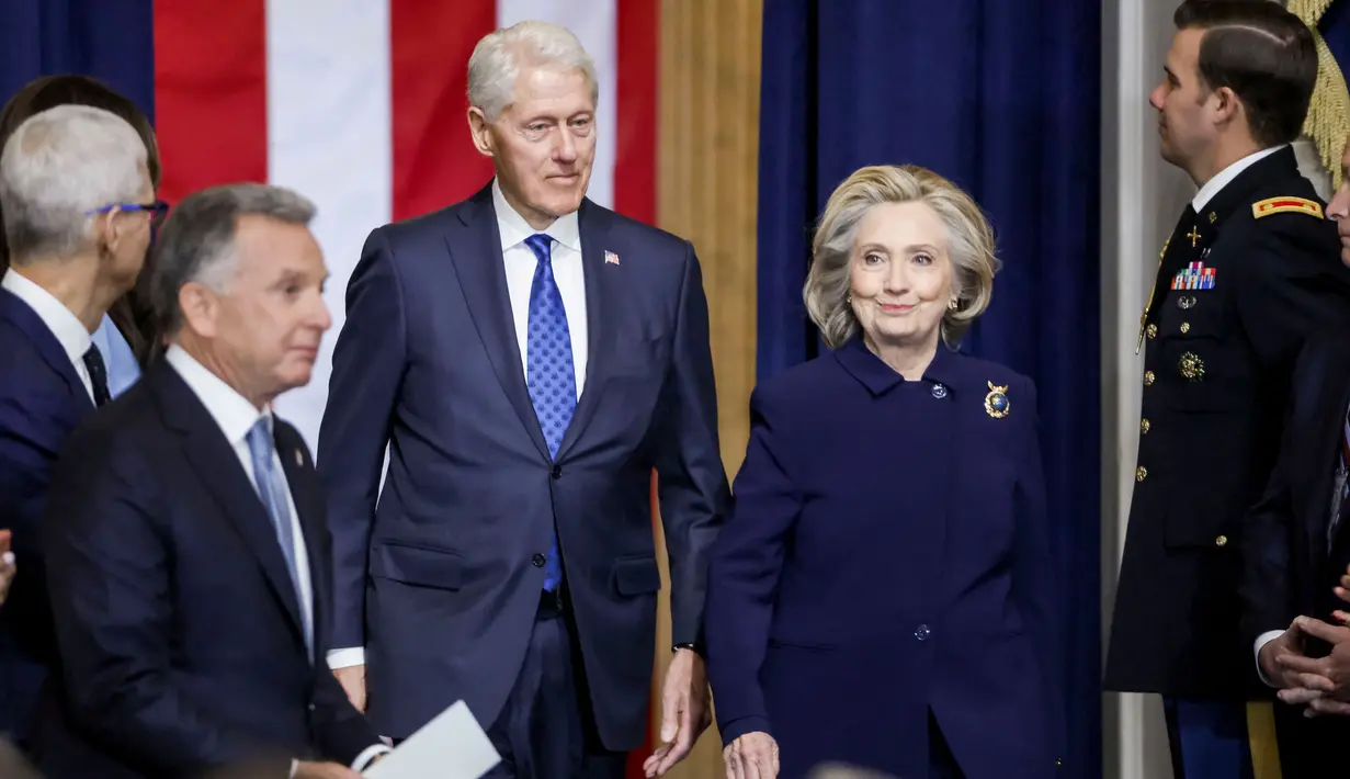 Mantan Presiden Amerika Serikat, Bill Clinton (kiri) bersama mantan Menteri Luar Negeri AS Hillary Clinton tiba untuk menghadiri upacara pelantikan di mana Donald Trump akan diambil sumpahnya sebagai Presiden AS ke-47 di Rotunda Capitol AS, Washington DC, pada 20 Januari 2025. (Shawn THEW/POOL/AFP)