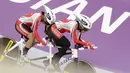 Pebalap sepeda Indonesia, Sri Sugiyanti dan Ni'mal Maghfiroh, saat beraksi pada Asian Para Games di Velodrome, Jakarta, Kamis (11/10/2018). Pasangan Indonesia ini meraih medali perak di nomor trek Individual Pursuit B putri. (Bola.com/M Iqbal Ichsan)