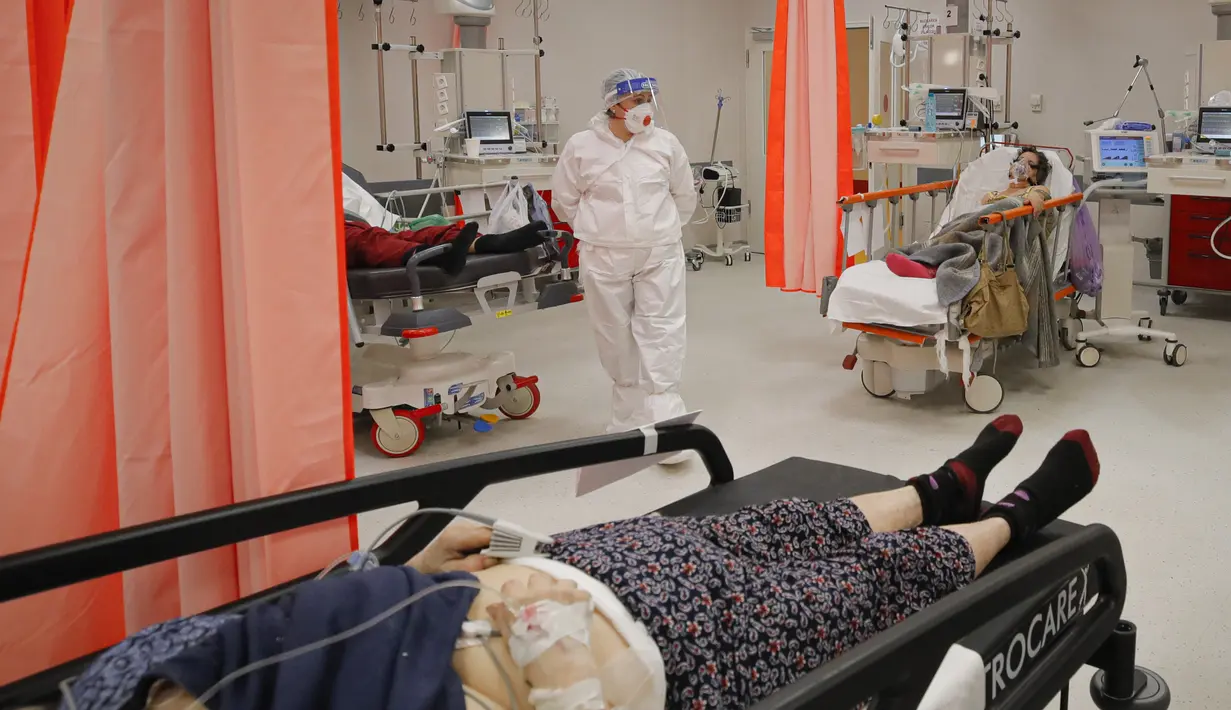 Pasien berbaring di tempat tidur di ruang gawat darurat yang berubah menjadi unit COVID-19 karena tingginya jumlah kasus, di rumah sakit Bagdasar-Arseni, Bucharest, Selasa (12/10/2021). Rumania pada Selasa melaporkan hampir 17.000 Infeksi baru COVID-19 dan 442 kematian. (AP Photo/Andreea Alexandru)