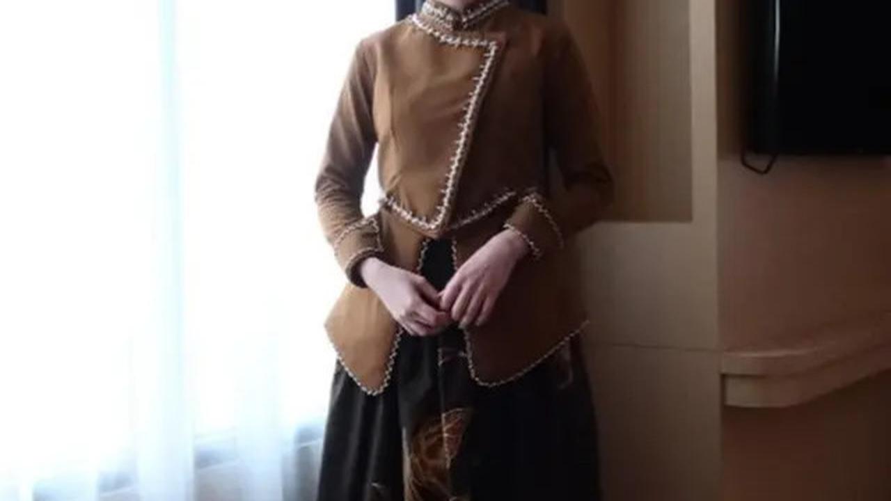 6 Outfit Ibu Pejabat ala Arumi Bachsin yang Penuh Wibawa, dari Batik Kekinian hingga Kebaya Elegan