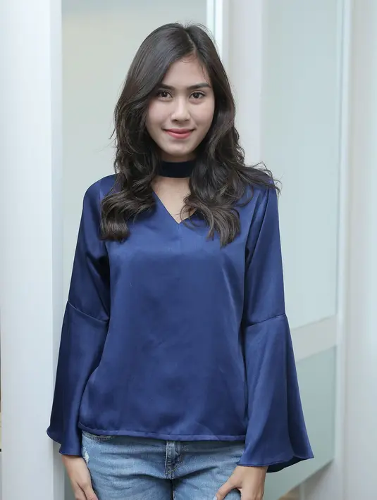 Perempuan kelahiran Bandung 22 tahun silam ini juga enggan menanyakan masalah rumah tangga kakaknya pada yang bersangkutan, baik Raffi maupun Ayu. Lantaran, itu sudah ranah pribadi. (Galih W. Satria/Bintang.com)