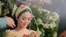 Yura Yunita tampil ayu saat prosesi siraman sebelum menikah. Dengan ronce bunga melati di kepala dan penutup tubuhnya, Yura tampil menawan di foto ini. Foto: Instagram.