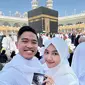 Kabar bahagia datang dari Kaesang Pangarep. Ia mengumumkan Erina Gudono hamil anak pertama dengan memperlihatkan hasil USG di dekat kabah. (Foto: Dok. Instagram @kaesangp)