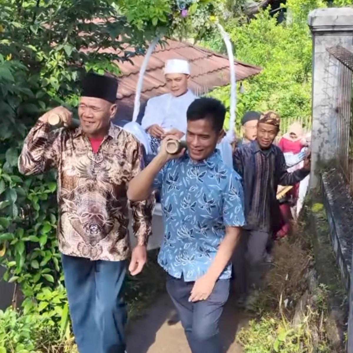 Momen Ayah Lesti Kejora Panggul Pengantin Laki-laki Pakai Tandu Jadi Sorotan