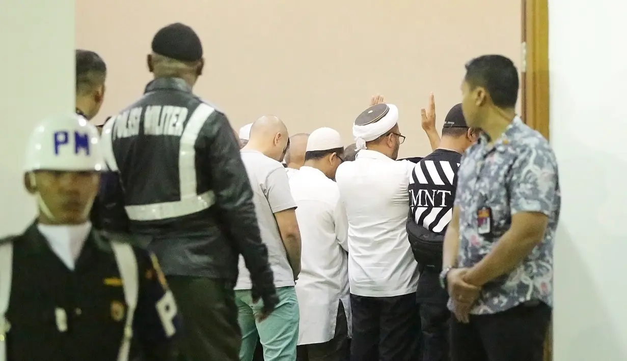 Jenazah BJ Habibie keluar dari RSPAD. (Bambang E Ros/Fimela.com)