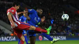 Bek Atletico Madrid, Stefan Savic, membuang bola saat melawan Leicester pada laga leg kedua Liga Champions di Stadion King Power, Inggris, Selasa (18/4/2017). Meski imbang 1-1, Atletico lolos ke semifinal dengan agregat 2-1. (AFP/Ben Stansall)