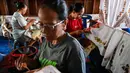 Hari Batik Nasional menjadi momen merayakan keindahan dan keanekaragaman batik di Indonesia. (CHAIDEER MAHYUDDIN/AFP)