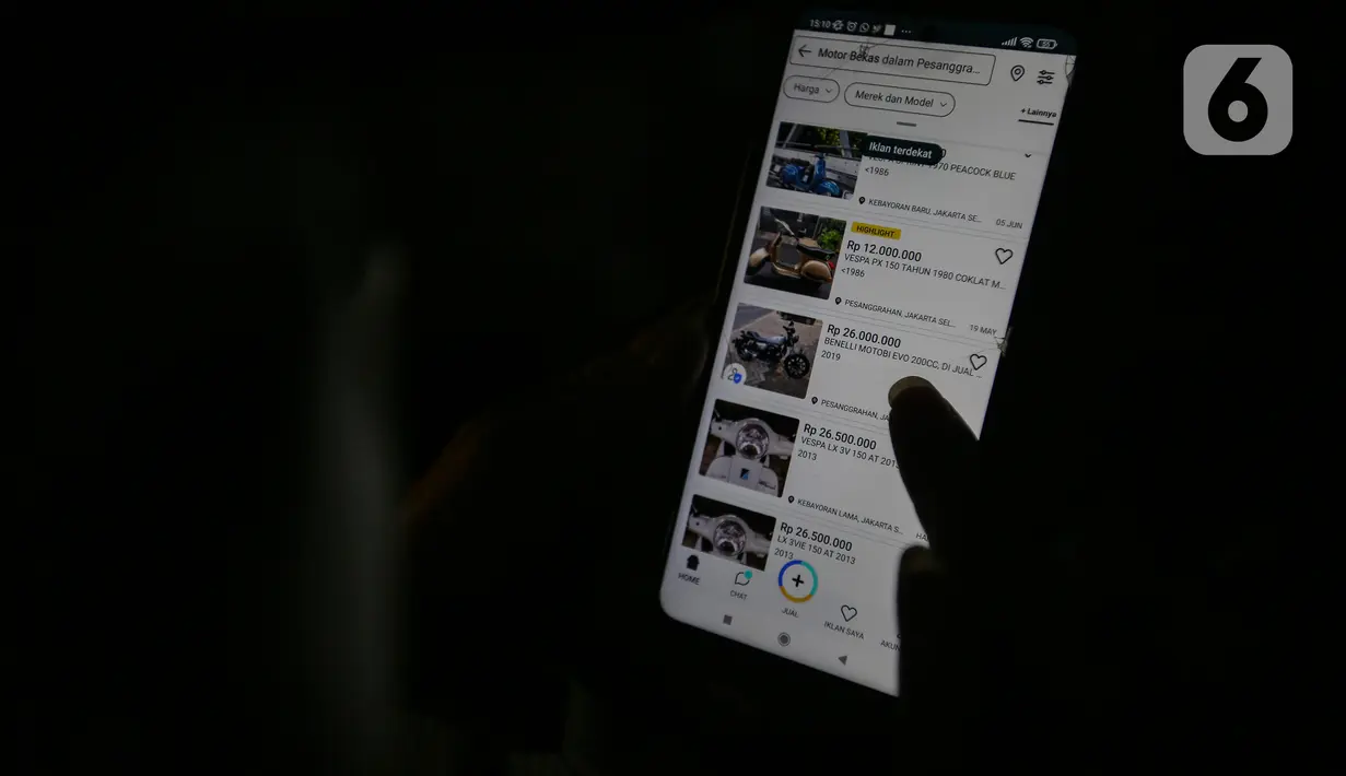 Warga mengenakan ponsel mencari barang yang ingin dibeli di platform digital di Jakarta, Rabu (15/6/2022). Direktorat Jenderal Pajak (DJP) Kementerian Keuangan berencana menarik bea meterai Rp10 ribu untuk pelanggan platform digital termaksuk belanja online di e-commerce, untuk di atas pembelian Rp5 juta rupiah. (Liputan6.com/Johan Tallo)