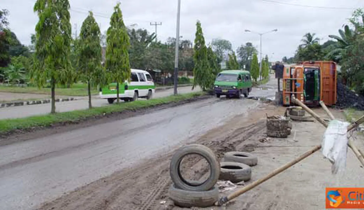Citizen6, Jambi: Didekat truk bermuatan pasir diberi pembatas jalan berupa ban bekas dan kayu oleh warga sekitar. (Pengirim: Fareri Gian)
