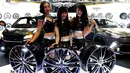 Tiga model berpose dengan roda Dorfren saat pameran Tokyo Auto Salon di Makuhari Messe, Chiba, Jepang (12/1). Pameran mobil dan motor modifikasi ini diselenggarakan dari tanggal 12-14 Januari 2018. (AFP Photo/Toshifumi Kitamura)