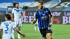 Gelandang Atalanta, Mario Pasalic berselebrasi usai mencetak gol ke gawang Brescia pada pertandingan lanjutan Liga Serie A Italia di Stadion Gewiss di Bergamo, Italia (14/7/2020).  Pasalic mencetak hattrick dan mengantar Atalanta menang telak 6-2 atas Brescia. (Gianluca Checchi/LaPresse via AP)