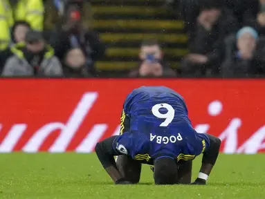 Manchester United sempat memimpin lebih dahulu lewat gol Paul Pogba. Namun, Burnley sukses membuat skor kembali seimbang di awal babak kedua berkat gol Jay Rodriguez. (AP Photo/Jon Super)