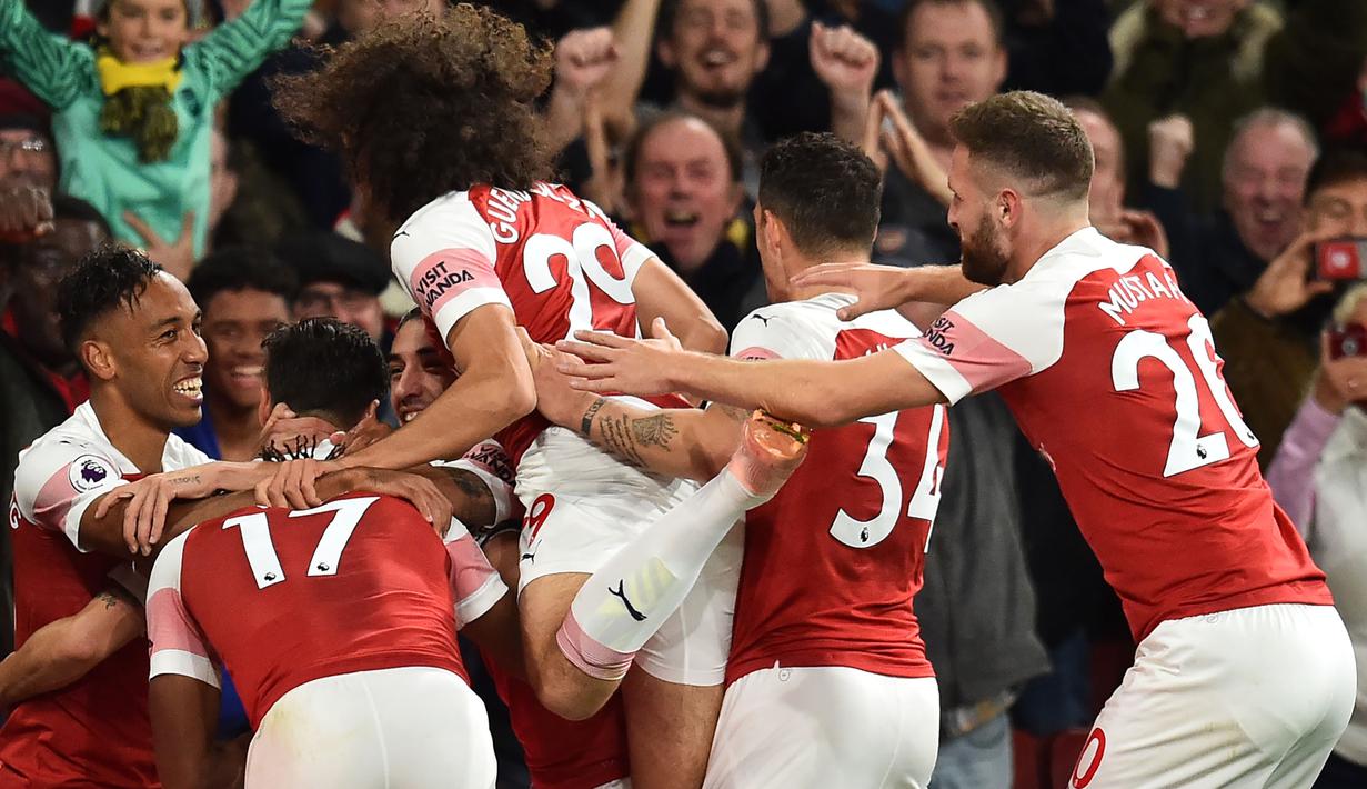 Striker Arsenal, Pierre-Emerick Aubameyang, merayakan gol yang dicetaknya ke gawang Leicester pada laga Premier League Inggris di Stadion Emirates, London, Senin (22/10). Arsenal menang 3-1 atas Leicester. (AFP/Glyn Kirk)