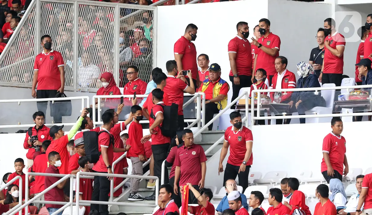 Presiden Joko Widodo (ketiga kanan duduk) berfoto bersama anak-anak yang menyaksikan laga timnas Indonesia melawan Thailand pada lanjutan kualifikasi Grup A Piala AFF 2022 di Stadion Utama Gelora Bung Karno, Jakarta, Kamis (29/12/2022). Laga berakhir imbang 1-1 meski Indonesia sempat unggul lewat gol yang dicetak Marc Anthony Klok lewat titik putih. (Liputan6.com/Helmi Fithriansyah)